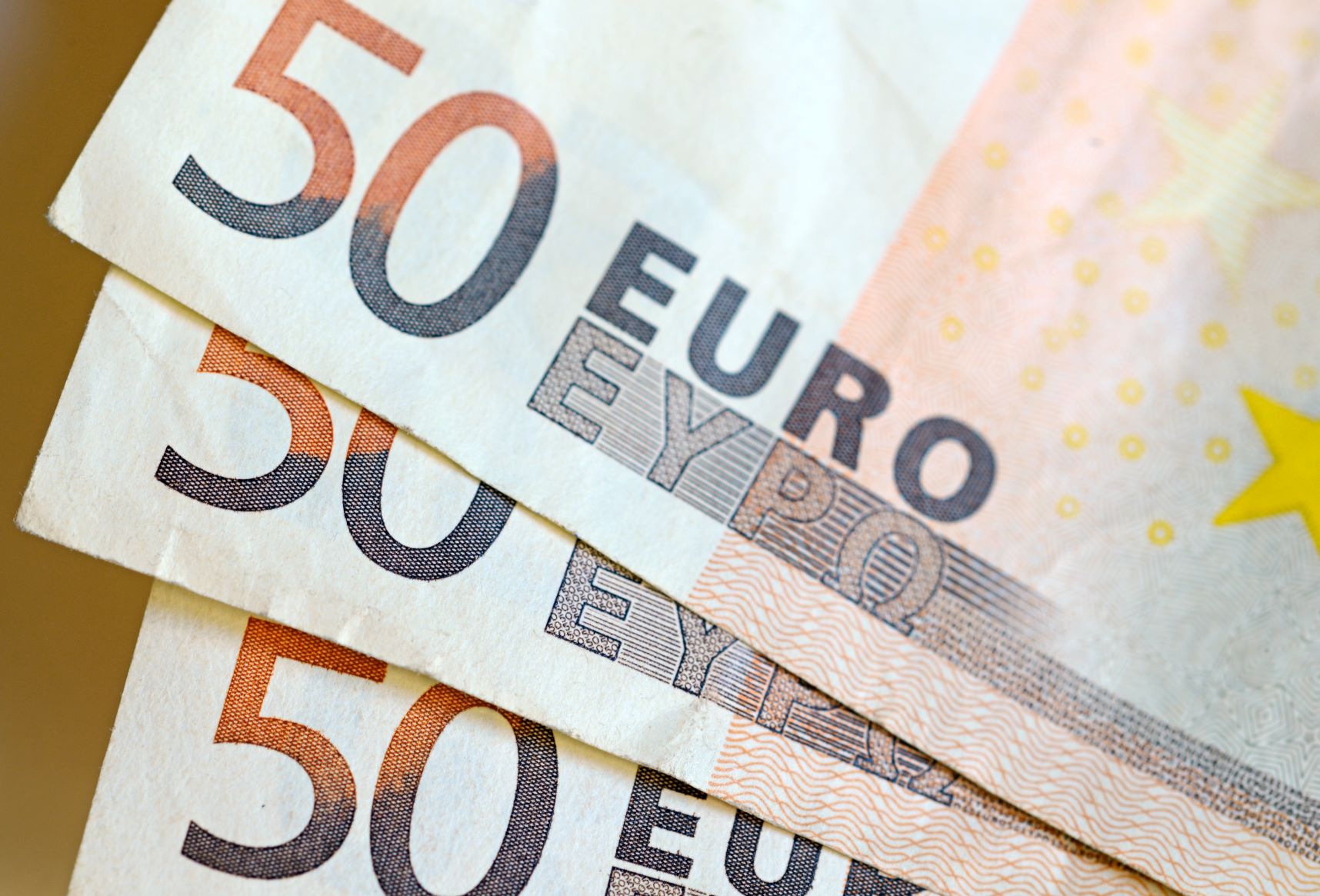 Euro rises despite German lockdown, metals drop amid weak dollar